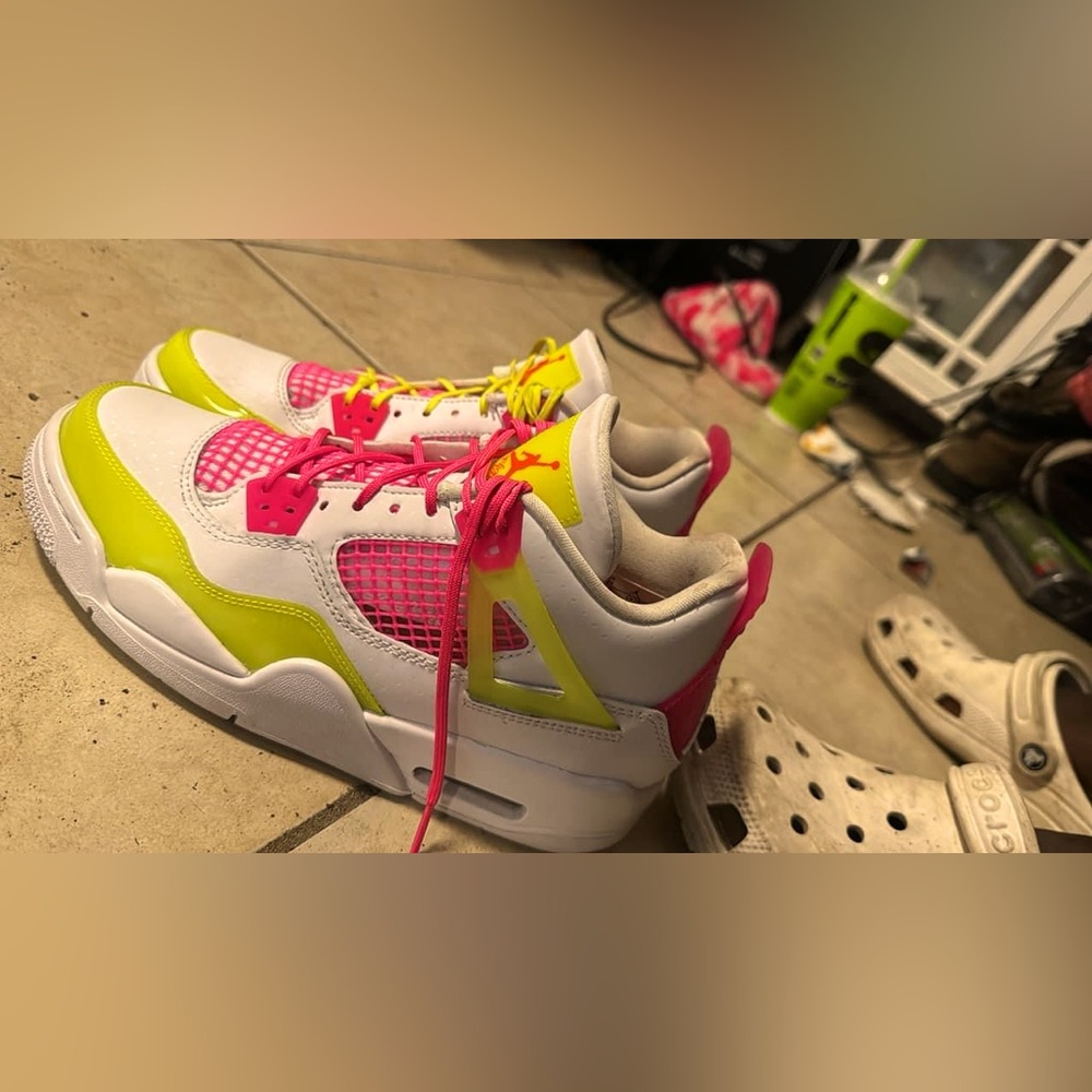 I’m selling women shoes Jordan 4 size 8 good condition